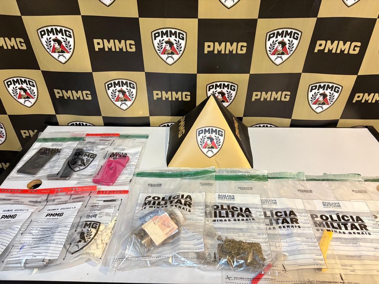 Operação da Polícia Militar desarticula ponto de venda de drogas em condomínio no Centro de Santos Dumont